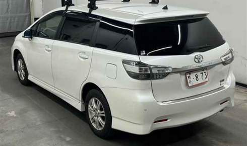 TOYOTA WISH из Японии.